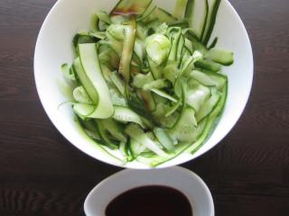 Jak připravit okurkový salát s Teriyaki omáčkou | netradiční recept