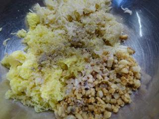 Jak upéct placky z brambor, kysaného zelí a škvarků | recept Jak upéct placky z brambor, kysaného zelí a škvarků | recept