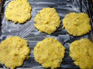 Jak upéct placky z brambor, kysaného zelí a škvarků | recept Jak upéct placky z brambor, kysaného zelí a škvarků | recept