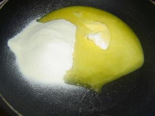Jak udělat bramborovou polévku s houbami | recept Ze tří lžic másla, rostlinného másla nebo i oleje a z hladké mouky usmažíme tmavou (ale ne připálenou) jíšku. Když jsou brambory měkké, doplníme vodu, aby byl poměr tekutiny a tuhých částic takový, jak to máme rádi. Uvedeme znovu do varu, přidáme jíšku a alespoň deset minut vaříme.