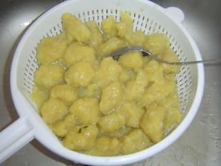 Jak udělat chlupaté knedlíky s vajíčky | recept Zavařené chlupaté knedlíky asi po dvou minutách podebereme dřevěnou vařečkou, aby se odlepily ode dna hrnce. Víc nemícháme, abychom je nerozmačkali. Knedlíky vaříme asi deset minut. Poté jeden velký na zkoušku vybereme a na prkénku rozřízneme – brambory uprostřed musí být provařené. Pak chlupaté knedlíky scedíme, ale pozor, neproplachujeme, aby nám v cedníky zůstaly i malé odvařené kousky.