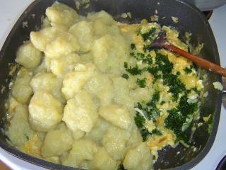 Jak udělat chlupaté knedlíky s vajíčky | recept Jestliže máme nějaké zelené bylinky, nasekáme je a přidáme do usmažených vajec. Výtečná je docela obyčejná kudrnaté petržel, pažitka nebo zelená nať mladé cibulky, ale chutná je i petrželová nebo celerová nať. Bylinky je vhodné připravit předem. Zamícháme do vajec a rychle přisypeme scezené chlupaté knedlíky.