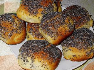 Jak udělat bramborovou polévku s houbami | recept Bramborová polévka s houbami je hutná polévka obvykle zahuštěná jíškou. Připravuje se z brambor, zeleniny a čerstvých nebo sušených lesních hub, které polévce dodají tmavou barvu a typické aroma. Protože je bramborová polévka s houbami sytá, obvykle ji vaříme k bezmasému, lehčímu nebo sladkému hlavnímu jídlu. Někde bývá zvykem jíst k bramborové polévce s houbami čerstvé domácí vdolky nebo houstičky, potom se již druhé jídlo nepodává.