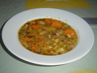 Jak udělat bramborovou polévku s houbami | recept Bramborovou polévku s houbami na závěr dochutíme hrstí rozemnuté majoránky, dvěma rozetřenými stroužky česneku, špetkou mletého černého pepře, asi třemi snítkami rozsekaného libečku, celerové nati nebo zelené petrželky. Jestliže chceme připravit polévku méně kalorickou, můžeme místo jíšky polévku zahustit dvěma hrstmi ovesných vloček, které rozvaříme.